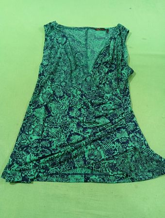 Sofia Vergara ärmelloses Wickelkleid mit Schlangenmuster