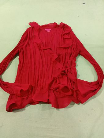 Sunny Leigh Red Crinkle Ruffle Wickelbluse