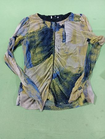 Gerüschtes Mesh-Oberteil mit abstraktem Druck
