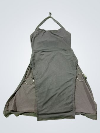 Graues Neckholder-Kleid mit Ringdetail