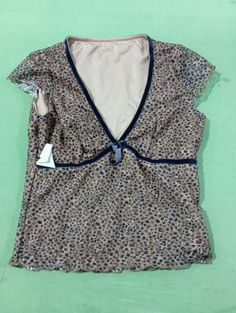 NUNDARI Leopard-Print V-Ausschnitt Kurzarm-Top