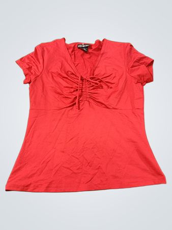 No Boundaries Stretch rotes gerafftes V-Ausschnitt-Top