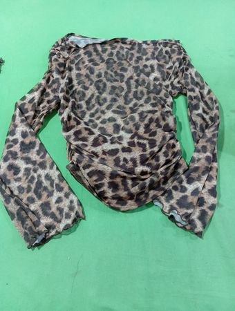 Gerafftes Mesh-Oberteil mit Leopardenmuster und langen Ärmeln