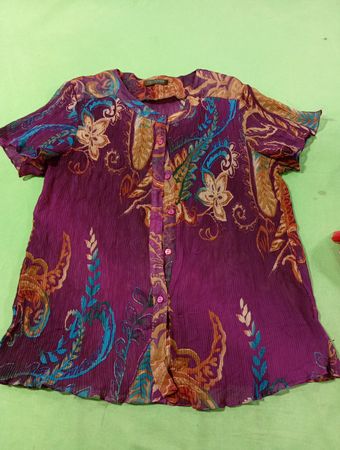 FULL FASHION Damen Bluse mit lila Paisley-Muster und Knopfleiste