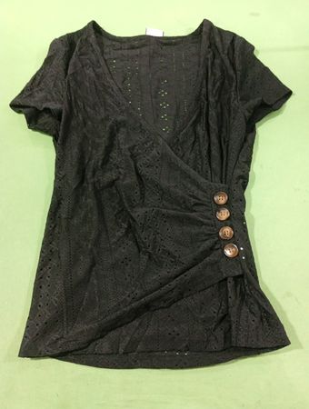 Schwarzes Augenlet-Wickeloberteil mit Knöpfen