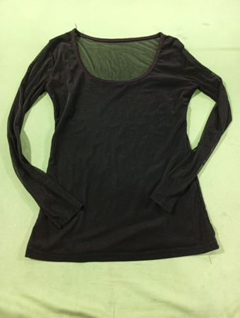 Schwarzes transparentes Langarmoberteil mit Etikett 3815