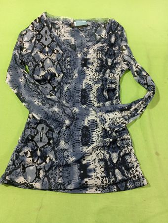 Langärmliges Tunika-Kleid mit Schlangenprint