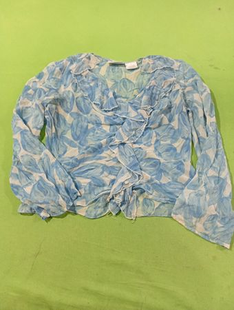 WORTHINGTON Damen Bluse mit blauem Blumenmuster, Rüschen und Bindeband vorne