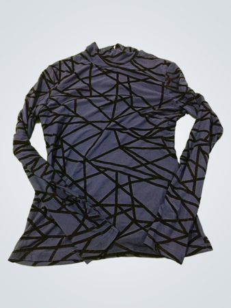 Blaues langärmeliges Top mit schwarzem geometrischem Muster