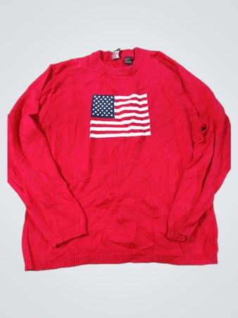 Alex Stevens roter Pullover mit Grafik der amerikanischen Flagge