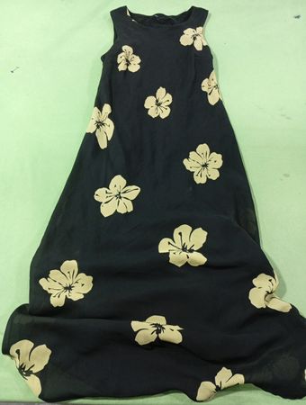 Schwarzes ärmelloses Maxikleid mit cremefarbenem Blumenmuster