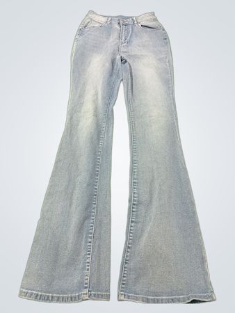 Hellblaue Schlagjeans