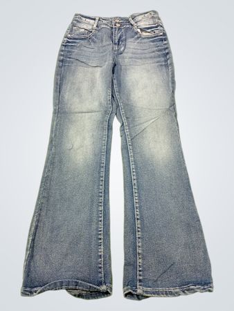 Blaue Flare-Jeans mit bestickten Taschen