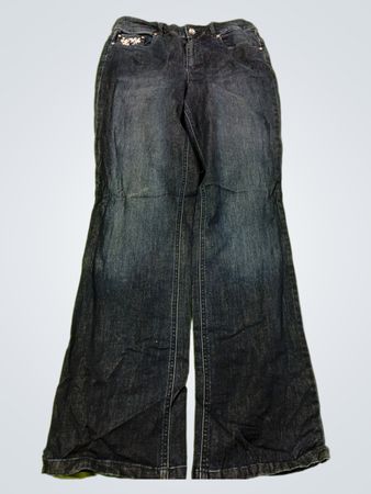 Damenjeans in dunkler Waschung mit ausgestelltem Bein und Drachenstickerei