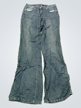 Blaue Jeans mit ausgestelltem Bein