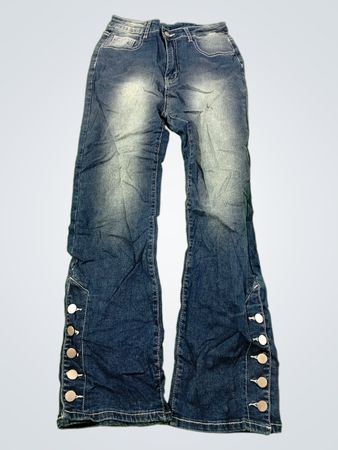 Blaue Schlagjeans mit Knopfdetails