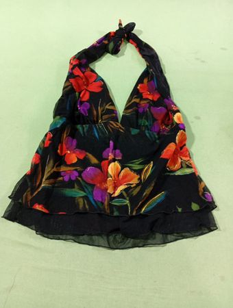 Schwarzes Neckholder-Top mit Blumenmuster und gerafftem Saum