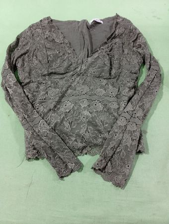 Überarbeitete graue Spitzen-Longsleeve-Bluse