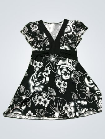 Schwarz-weißes Blumenmusterkleid mit Bindegürtel