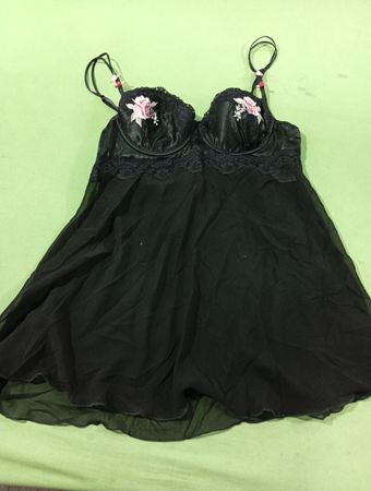 Linea Donatella Schwarzes Mesh-Babydoll mit rosa Blumenstickerei
