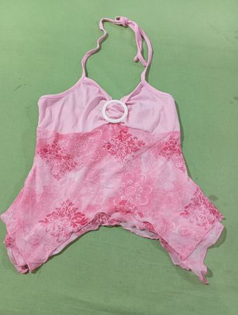 Pinkes Neckholder-Top mit weißem Ringen-Detail und gemustertem Überwurf