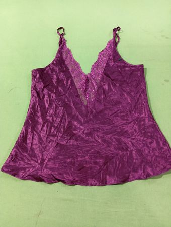 Lila Satin-Camisole mit Spitzenbesatz