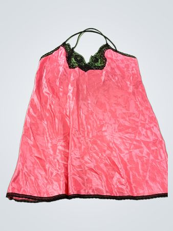 Rosa Slip-Kleid mit schwarzer Spitzenverzierung