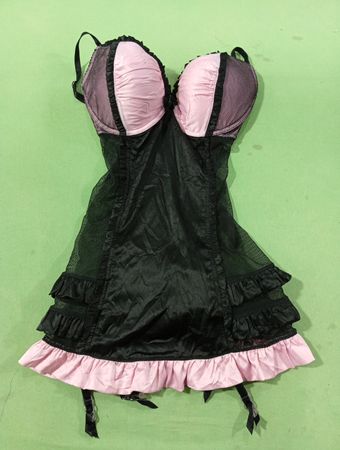 Schwarze und pinke Unterwäsche mit Rüschen