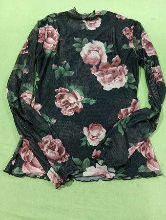 Schwarzes Blumen-Mesh-Oberteil mit Rüschenkragen