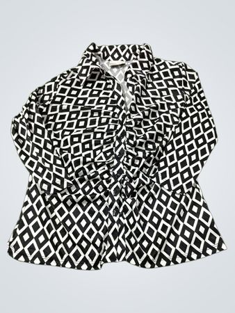 Fashion Bug Schwarz-weiß gemusterte Bluse mit geometrischem Druck, Raffungen und Knopfleiste vorne