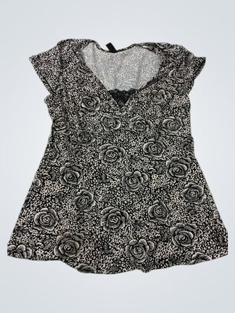 Schwarz-weißes Oberteil mit Blumenmuster und Spitzenbesatz