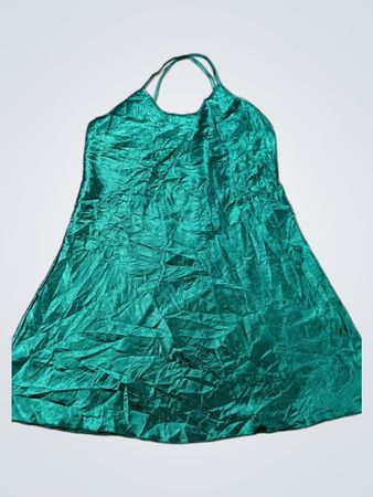 Grünes Satin-Trägerkleid mit Nummer 4039