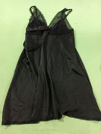 Schwarzes Slipkleid mit Spitzenbesatz, Etikett 4073