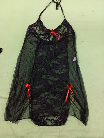 Schwarzes Spitzen-Halter-Negligé mit roten Schleifen