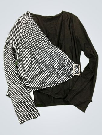 Schwarz-weiß gepunktetes Langarmshirt mit Schnallendetail