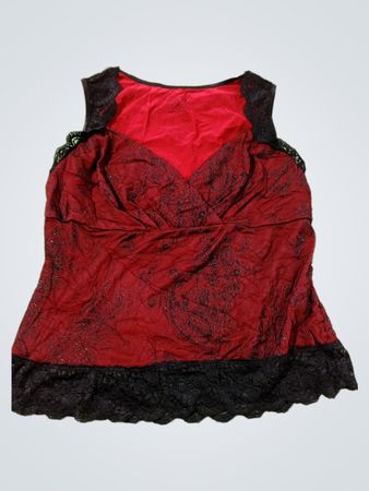 Top mit roter Spitzenborte