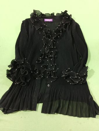 Fashion XP New York schwarze plissierte Blusen mit Rüschen