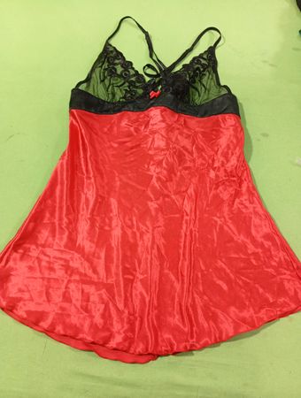 Rote und schwarze Spitzenverzierung Chemise
