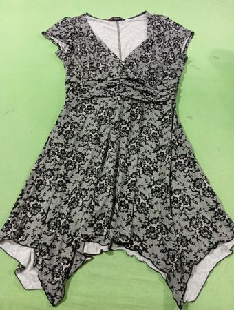 Volume One Juniors Schwarzes und weißes Spitzenmuster-Kleid