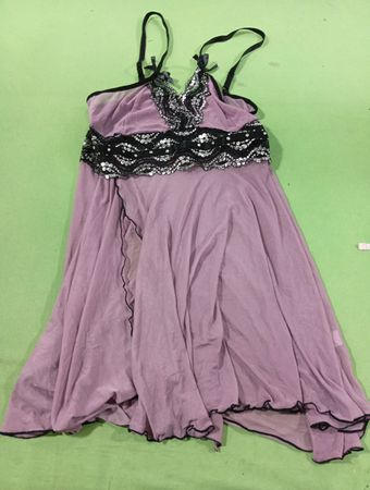 Lila Babydoll mit schwarzer Spitze und Pailletten