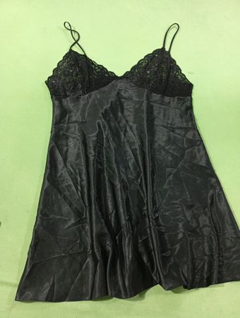 Schwarzes Negligékleid mit Spitzensaum
