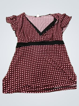 Rotes und rosafarbenes gemustertes Kleid mit schwarzem Gürtel