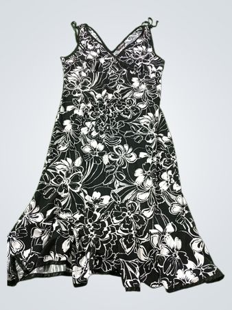 Schwarz-weißes Blumenmusterkleid