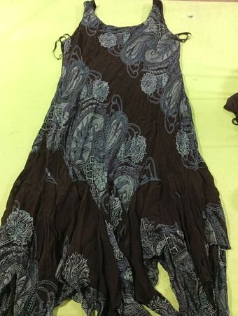Schwarzes Kleid mit blauem Paisley-Muster