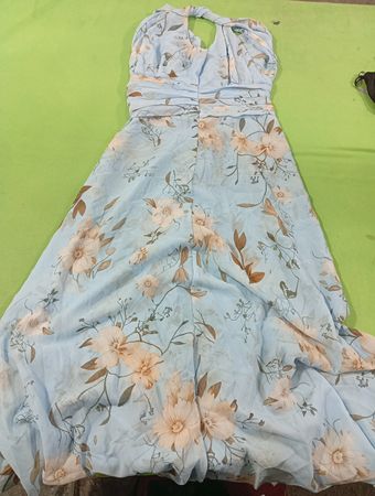Hellblaues maxikleid mit Blumenmuster