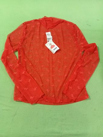 Rotes Netzoberteil mit Schleifenmuster