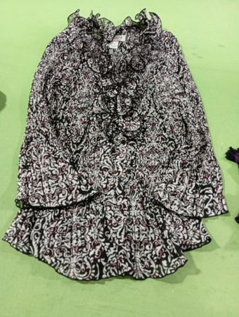 christopher & banks Damenbluse mit schwarzem und weißem Muster und Rüschen, Größe M