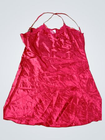 Rotes Satinkleid mit Spitzenbesatz