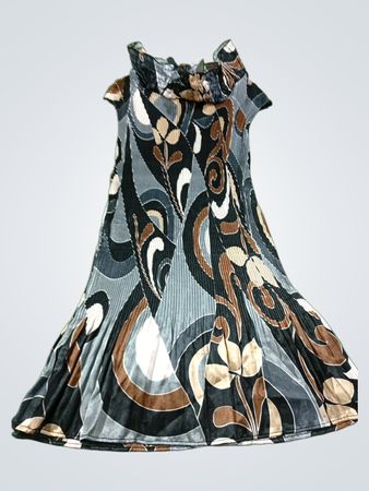 Faltenkleid mit abstraktem Muster