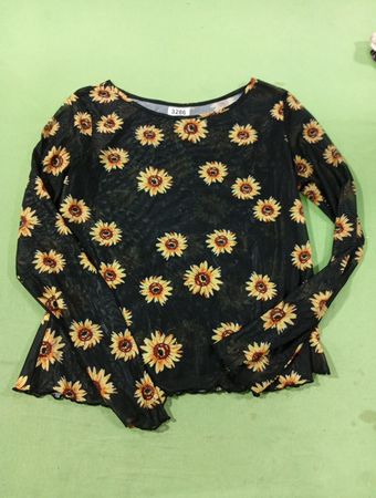 Schwarzes Mesh-Top mit Sonnenblumenmuster und langen Ärmeln